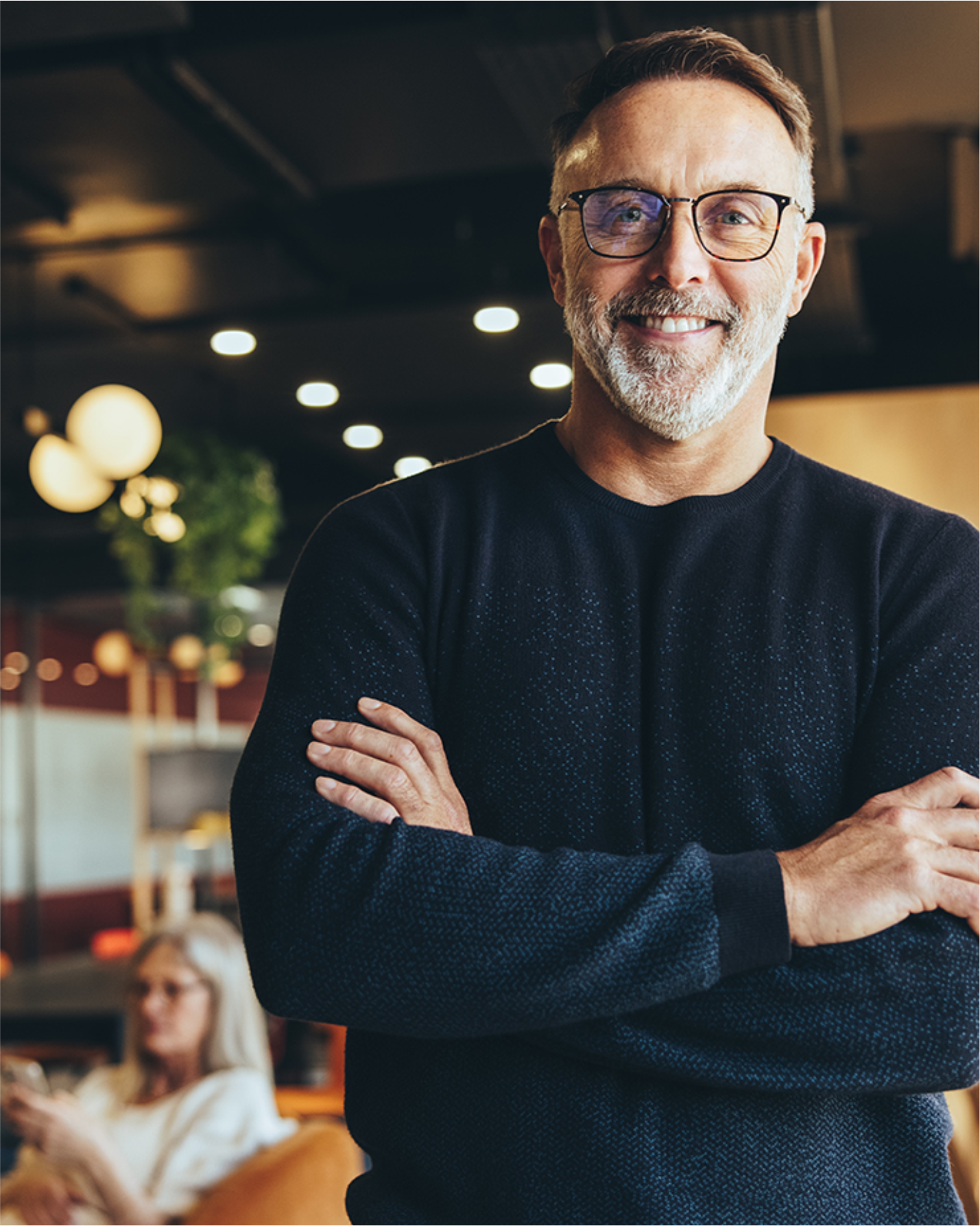 Consultor em ESG e Sustentabilidade com os braços cruzados.